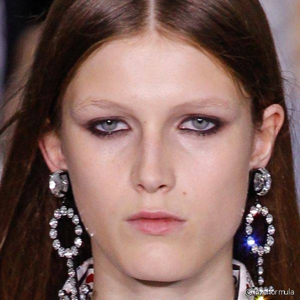 Na semana de moda londrina, a grife Ashley Williams apostou no lápis de olho preto bem intenso na linha dos cílios inferiores
